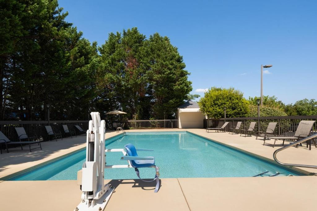 Holiday Inn Express Winston-Salem by IHG — 4